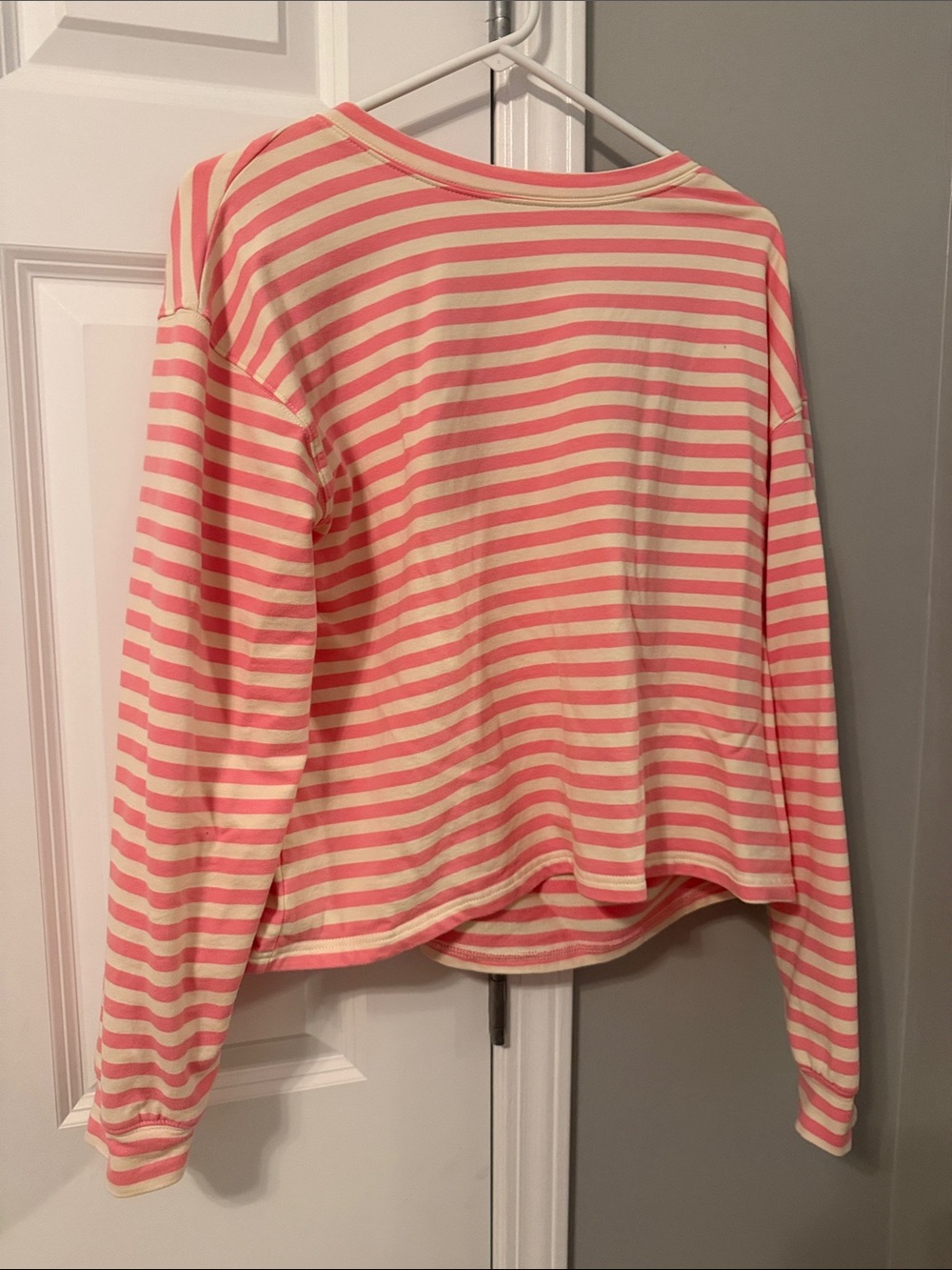 SHOP FANCY Cream & Pink Lounge Set Size
M/L Top/Bottom $25